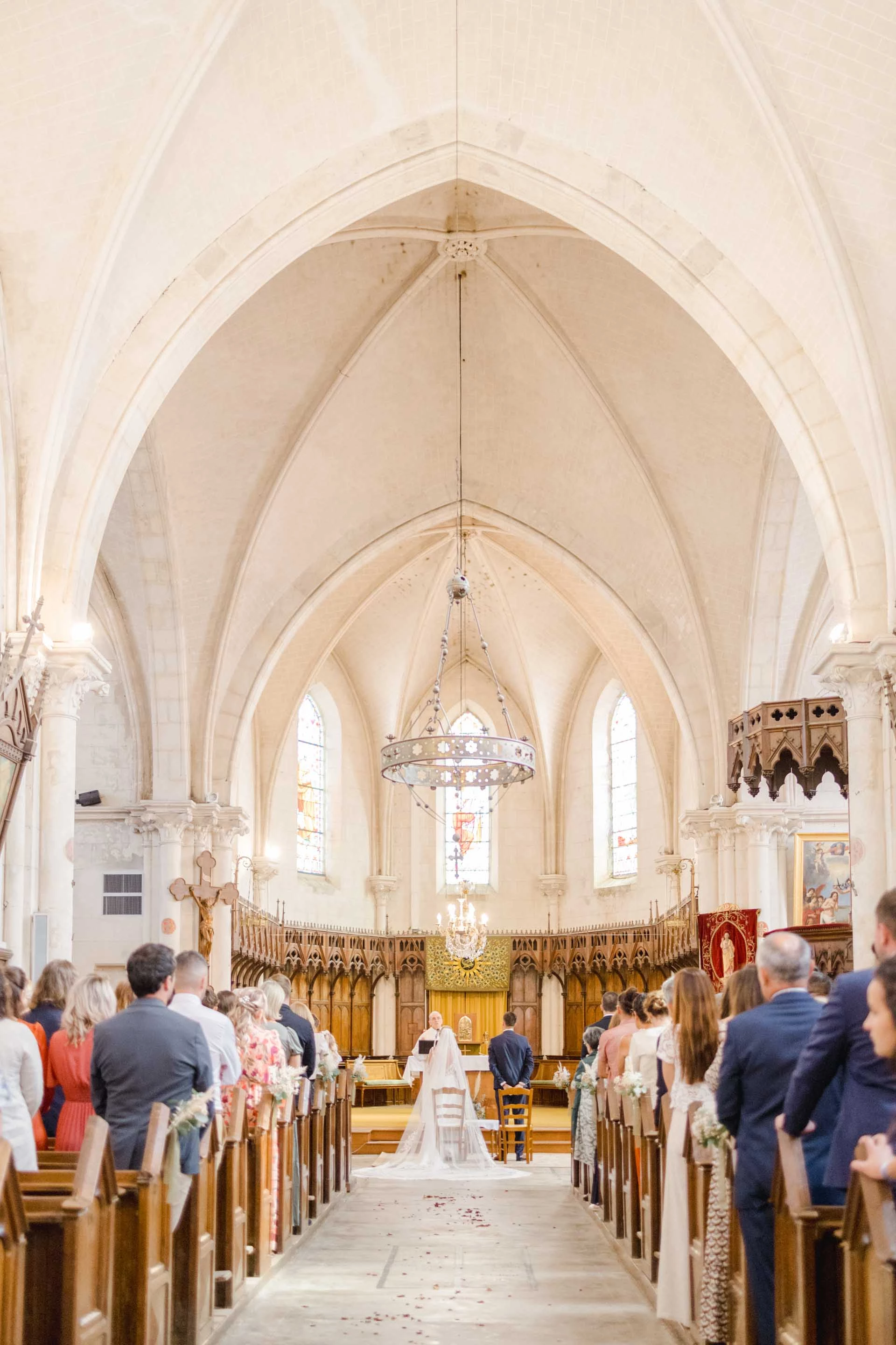meubles chapelle église composition florale marron